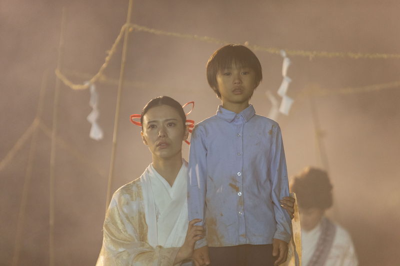 彩凪翔　元宝塚男役スターが巫女役　愛する息子を生贄に差し出すかの選択迫られる　「男神」本編映像