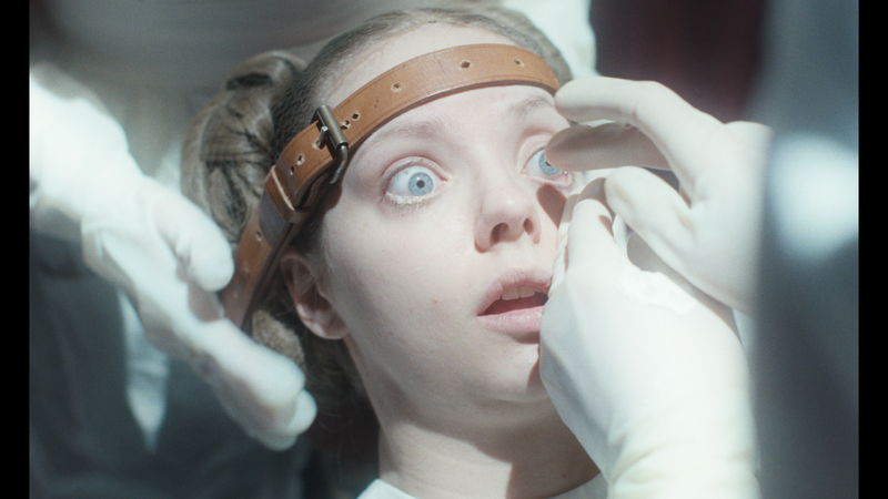 かつての麻酔なし美容術　鼻筋はノミでひと突き　つけまつ毛は針で縫う　「アグリーシスター」映像