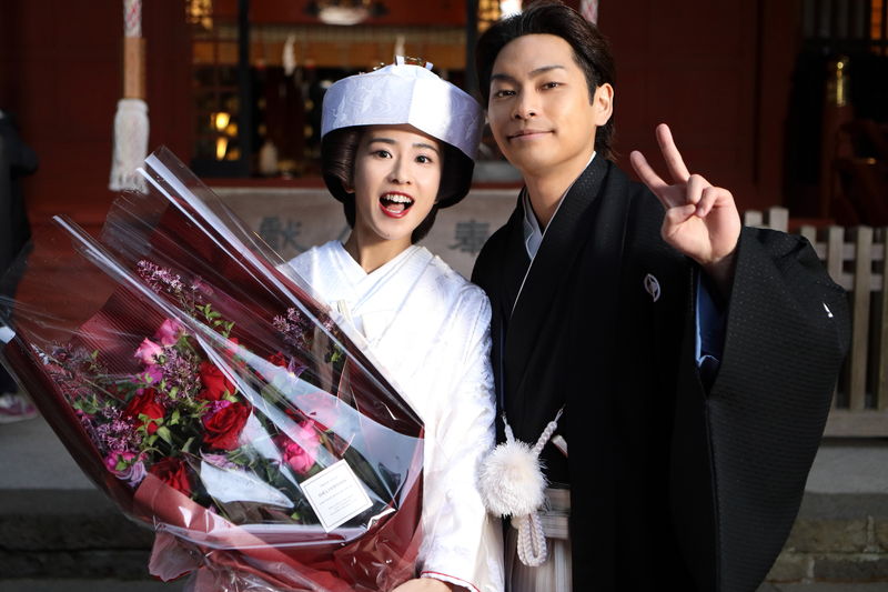 柳楽優弥＆黒島結菜　袴＆白無垢姿の結婚ショット　「夏目アラタの結婚」オフショット