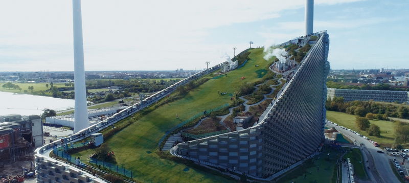 ゴミ処理施設の屋根にスキー場を　理想を実現していく建築家　「コペンハーゲンに山を」予告