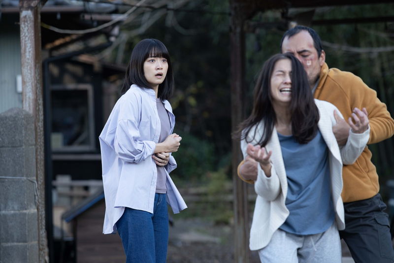 深川麻衣と若葉竜也が暗く沈んだ表情　襲い掛かる“ムラの掟”　「嗤う蟲」場面写真