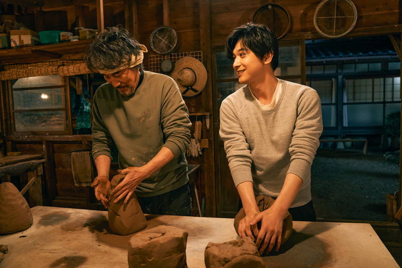 役所広司と吉沢亮、一緒に工房で粘土をこねる姿　父子役を演じる　「ファミリア」場面写真
