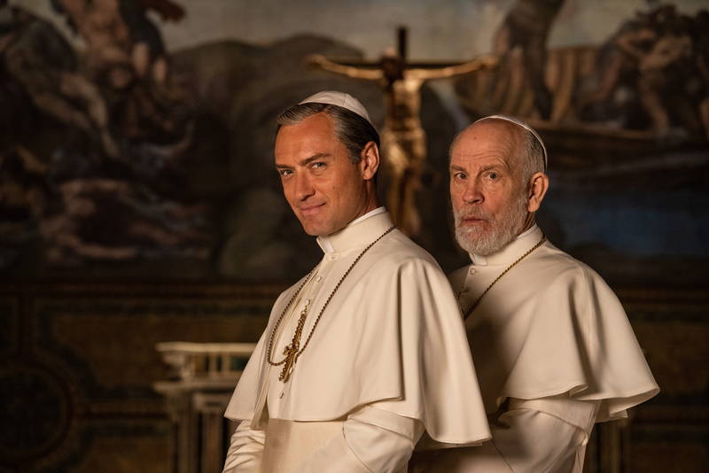 J・ロウ＆J・マルコヴィッチ　「ニュー・ポープ」で新旧教皇演じる2人にスポット当てた映像公開