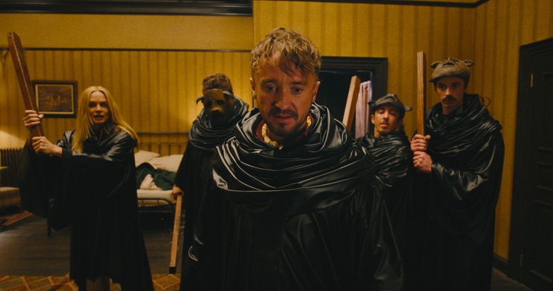 パトリシア・アークエット　悪魔崇拝者の巣窟を取り仕切る執事長に　「ゼイ・ウィル・キル・ユー」場面写真