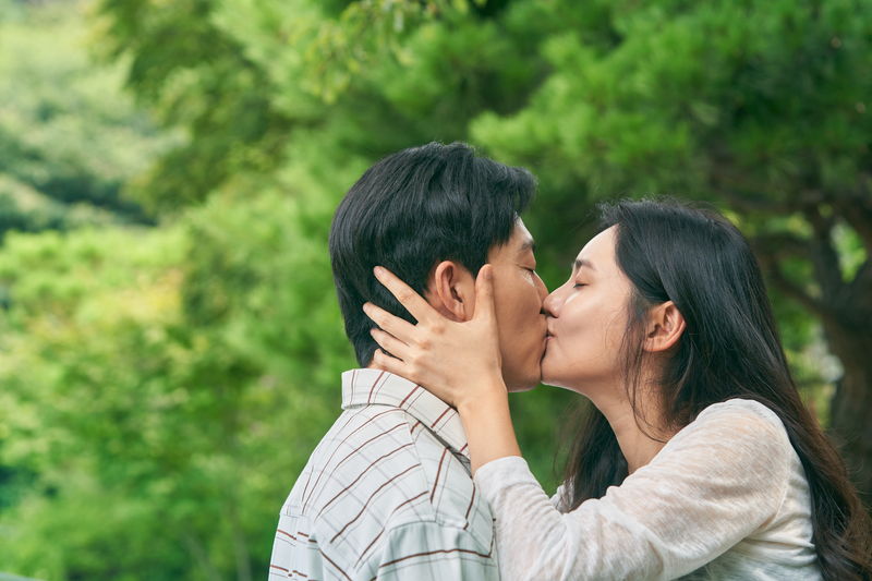 2年分の記憶を失った妻が号泣　スマホを疑惑の表情で見る姿も　「あなたが眠る間」場面写真