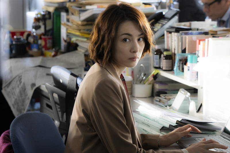 米倉涼子　権力の不正をとことん追及する鋭い視線　Netflix「新聞記者」場面写真