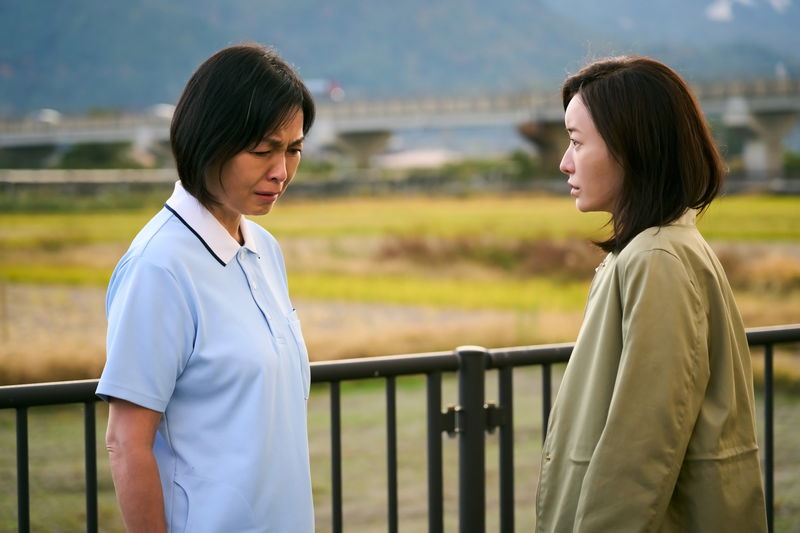 ずぶぬれでボートに横たわる福士蒼汰＆松本まりか　「湖の女たち」場面写真