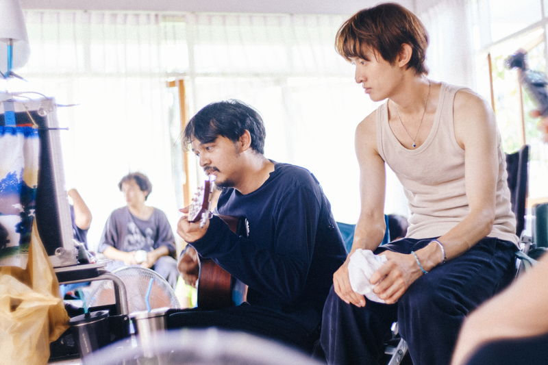森崎ウィン＆向井康二　日本とは異なるタイの撮影スタイルにも柔軟に対応　「（LOVE SONG）」メイキング