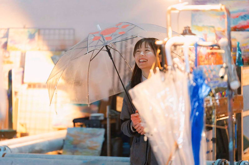白岩瑠姫＆久間田琳加　顔と服に絵具をつけてピース　映画「夜が明けたら、いちばんに君に会いにいく」