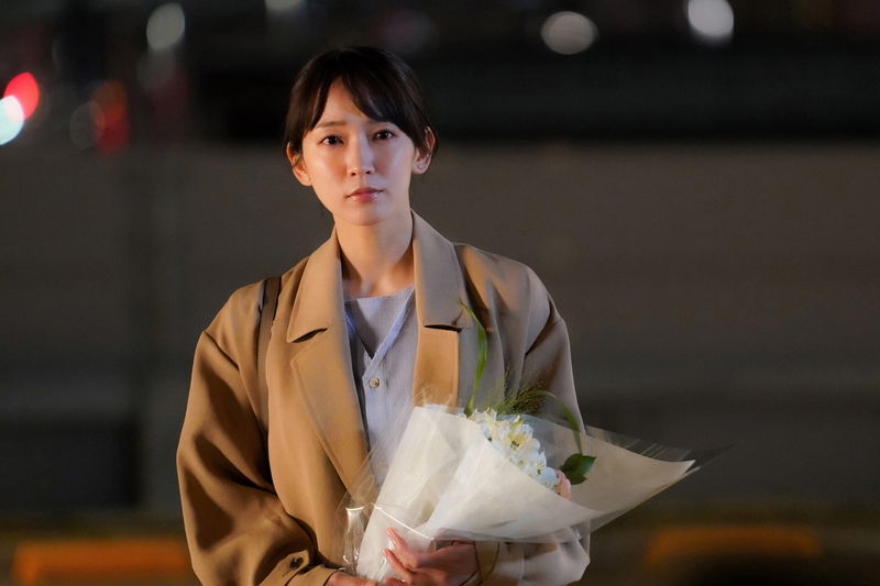 菜々緒の眉間にナイフを突きつける亀梨和也　物憂げな表情を浮かべる吉岡里帆も　「怪物の木こり」場面写真