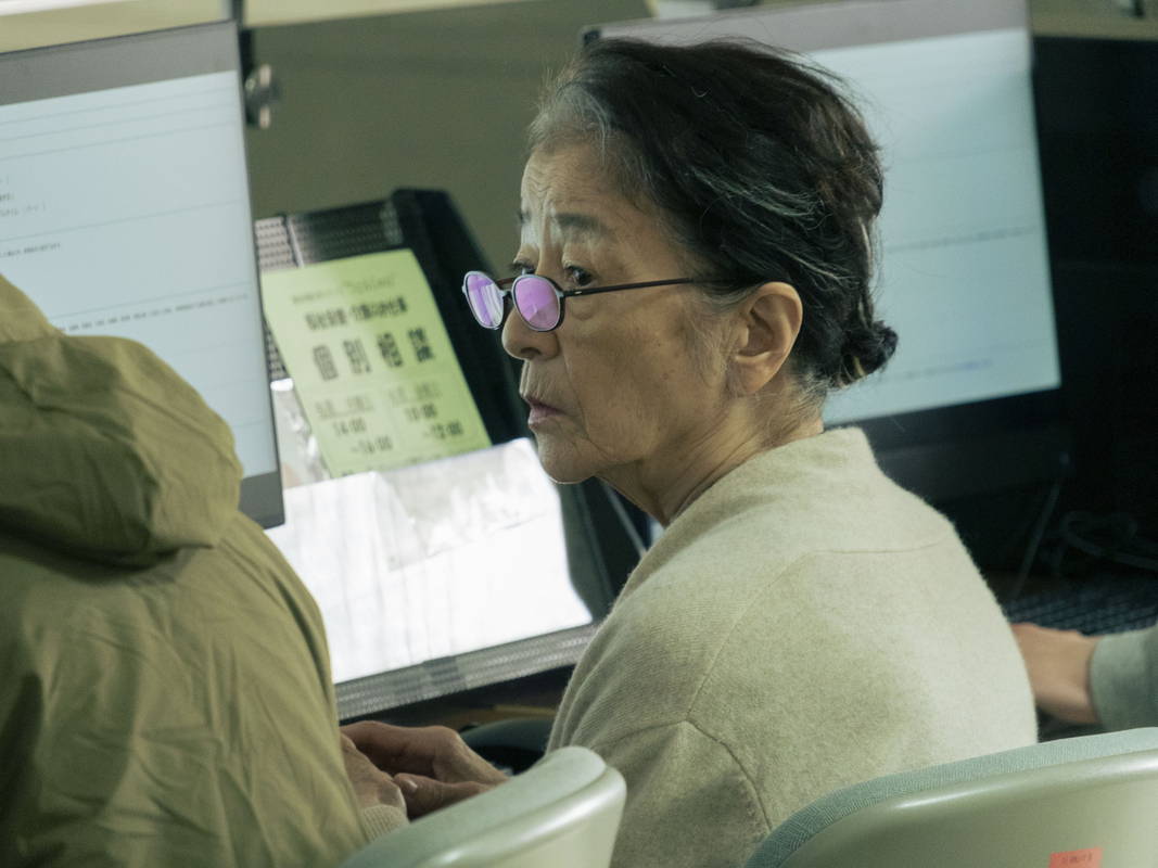 倍賞千恵子、ようやく見つけた交通整備の仕事で見せる悲壮感 「PLAN 75」場面写真