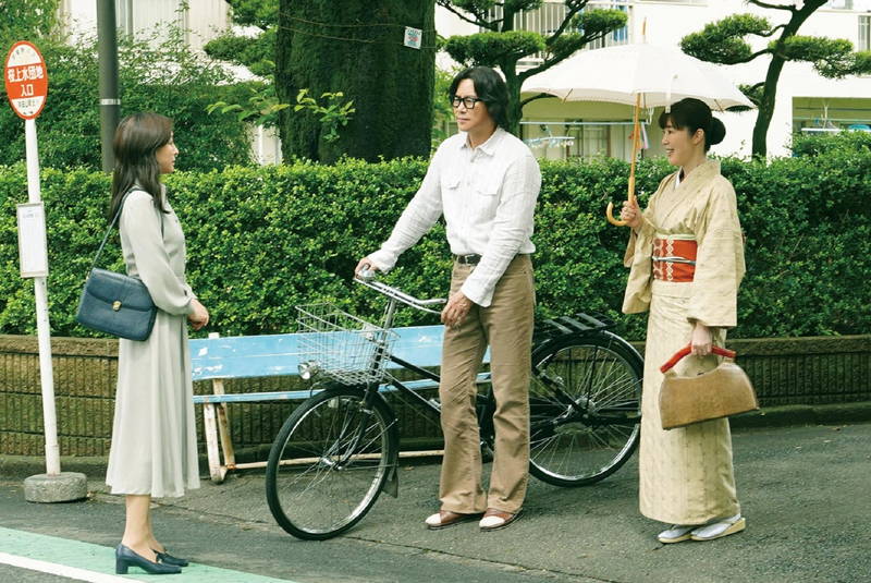 広末涼子が戸惑いの笑顔であいさつする姿　作家の女と男、その妻が初めて対面　「あちらにいる鬼」本編映像