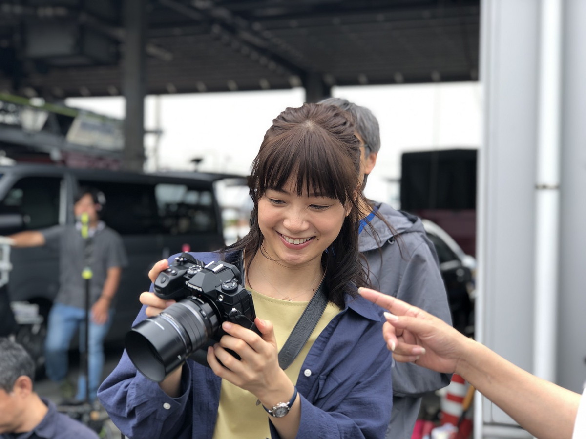 カバに乗った深川麻衣がラクダに乗った高良健吾を激写　映画「おもいで写眞」癒やしのオフショット公開