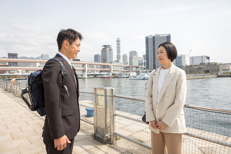 笑福亭鶴瓶、新妻・中条あやみのほおをビローンと引っ張るラブラブ姿　「あまろっく」場面写真