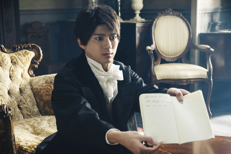 山田裕貴　古田新太＝ベートーヴェンに肩を抱かれて決意の表情　「ベートーヴェン捏造」場面写真