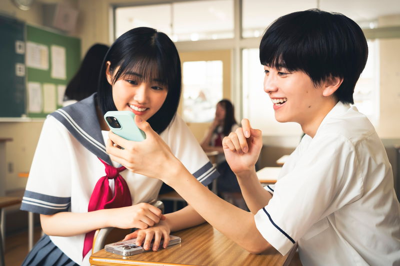 吉沢亮　気持ちよく眠る板垣李光人の首に噛みつこうとする姿　「ババンババンバンバンパイア」場面写真
