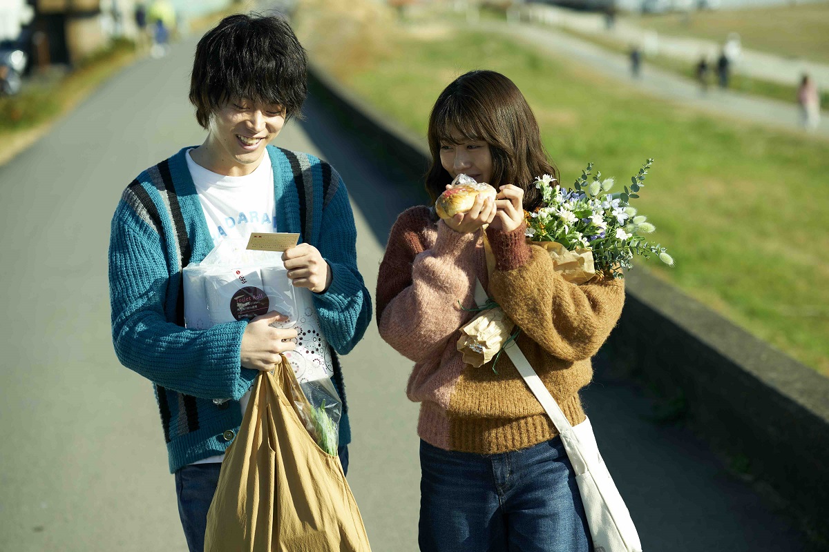 菅田将暉＆有村架純ファン垂涎　劇中衣装展示やサイン入りグッズなど　「花束みたいな恋をした」タイアップまとめ