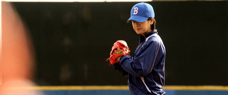 女子選手がつかんだトライアウトのチャンス　投球は見事ストライク　映画「野球少女」本編映像