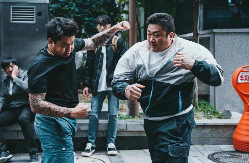 “やりすぎ最強刑事”マ・ドンソク　街中の悪党たちを鉄拳制裁　「犯罪都市 NO WAY OUT」本編映像