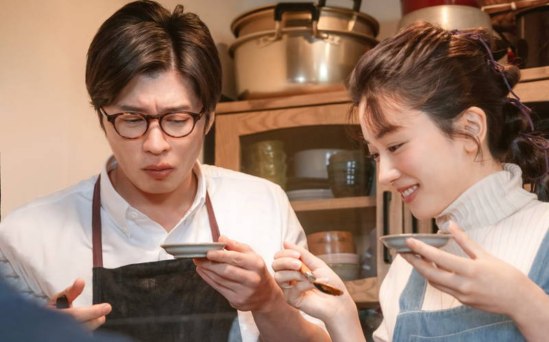 仲良く料理する永野芽郁と田中圭　影差す表情見せる石原さとみ　「そして、バトンは渡された」場面写真