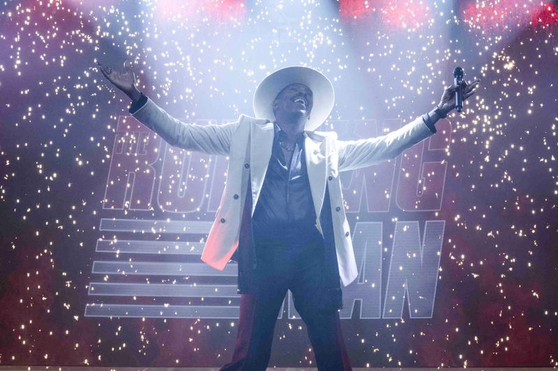 グレン・パウエル　逃走中に下着姿で“おしりペンペン”　「ランニング・マン」予告