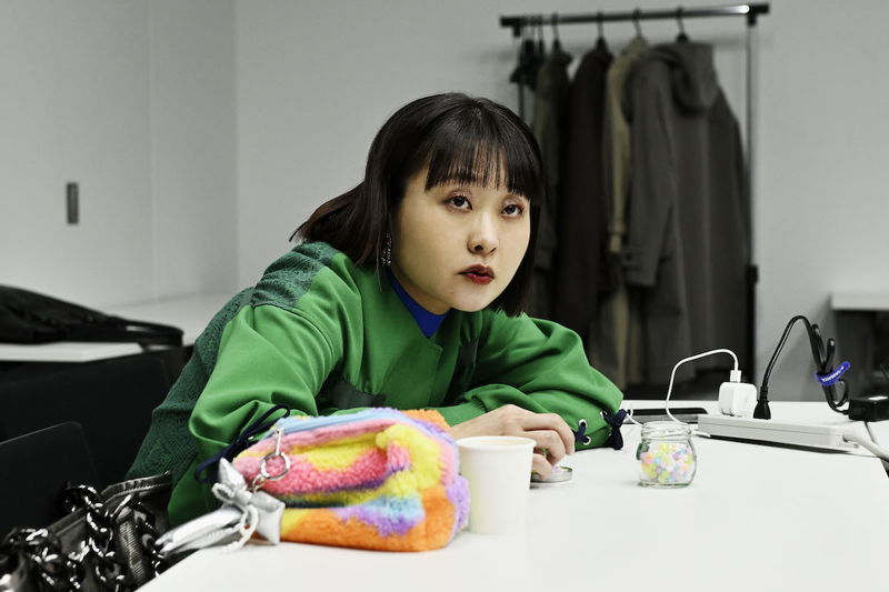 中村倫也と神木隆之介が対峙する張り詰めた瞬間　「君のクイズ」場面写真