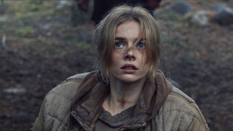 木の根へとつなぎとめられた“処刑椅子”に拘束される少女 「ヴィレッジ 声帯切村」場面写真