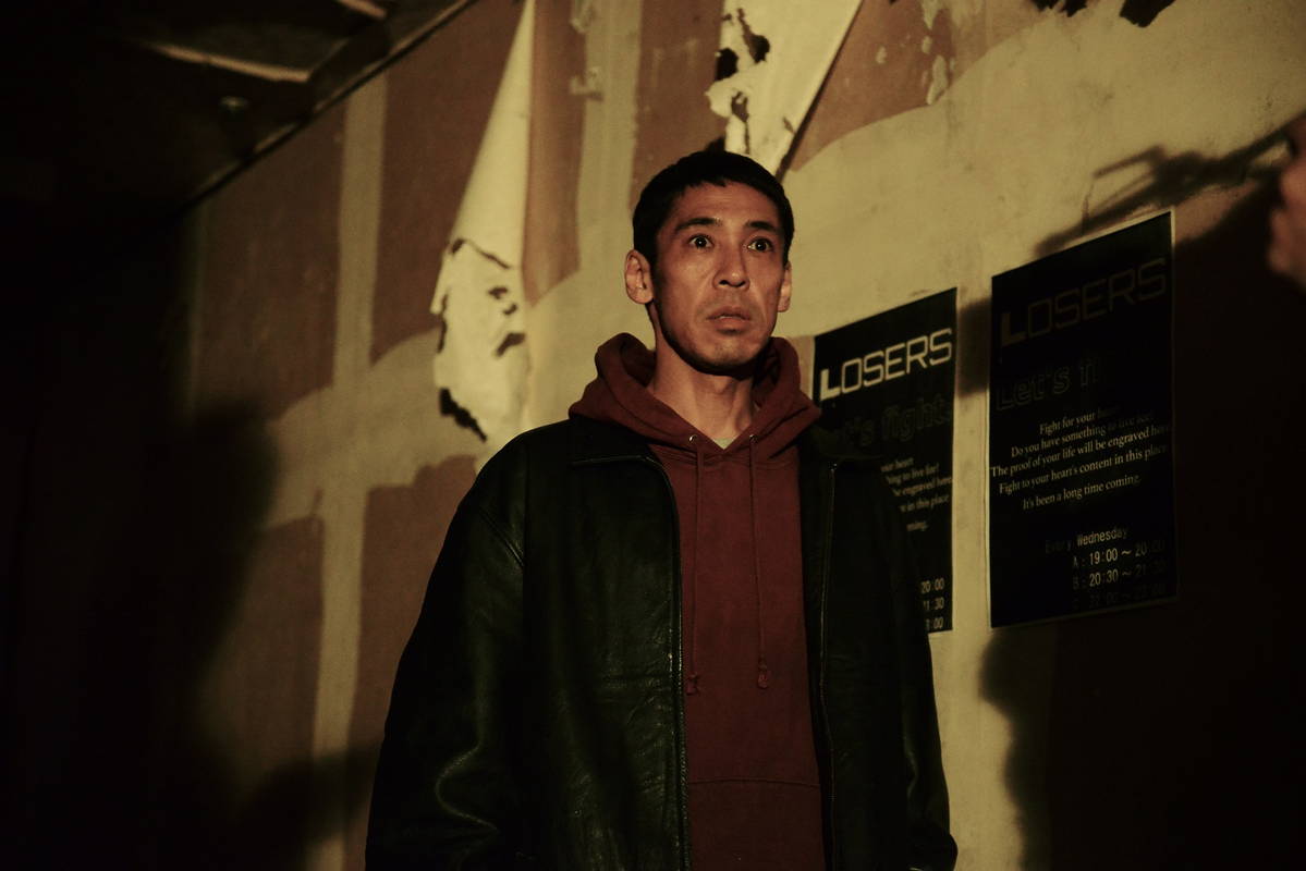 逃げ惑う通行人 元ボクサーが街中で狂気のシャドーボクシング 「生きててよかった」本編映像