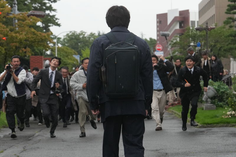 綾野剛　追い詰められ、おびえと絶望の色を宿した表情　「でっちあげ　～殺人教師と呼ばれた男」場面写真