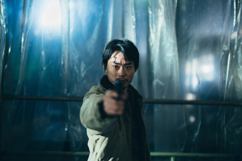 菅田将暉　銃口を”何か”に向ける姿　銃を撃つ演技は初　黒沢清監督「Cloud クラウド」ポスター