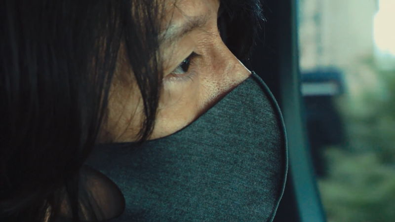 吉井和哉　金の紙吹雪の中での復活　さらなるはじまりのエネルギーと希望　「みらいのうた」ビジュアル