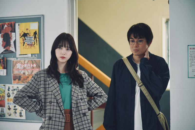 水川かたまりが唐田えりかと仲むつまじく話す姿　霊に驚き目を見開く様子も　「死に損なった男」場面写真