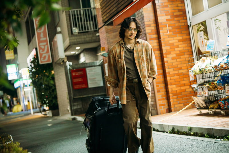 闇ビジネス”仕事中”の北村匠海＆林裕太　恋人の前で見せる綾野剛の柔和な表情　「愚か者の身分」場面写真