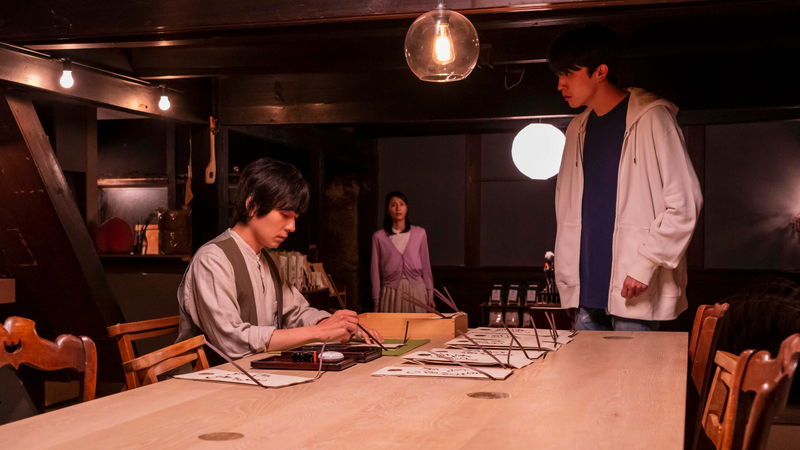 松下奈緒、美しい茶畑でのびやかな表情　そっと見つめる杉野遥亮　「風の奏の君へ」場面写真