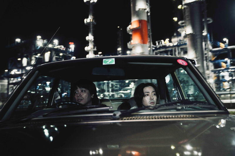 峯田和伸・若葉竜也・吉岡里帆　自主制作レコードを誇らしく見る姿　「ストリート・キングダム」場面写真