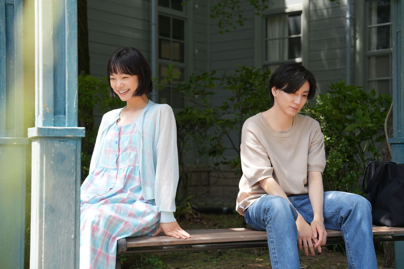 京本大我＆古川琴音が見せるデート姿　海での笑顔　一緒にポラロイド写真　「言えない秘密」場面写真