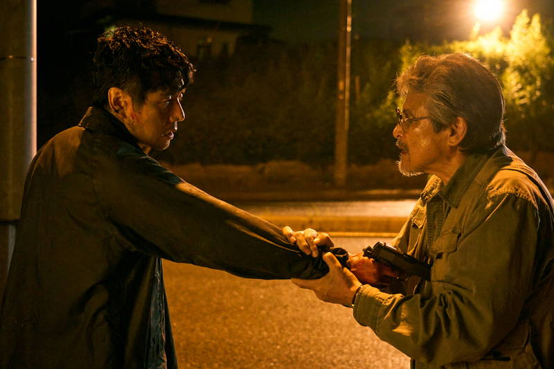 西島秀俊、三浦友和の腹に銃口を突きつける 「グッバイ・クルエル・ワールド」場面写真