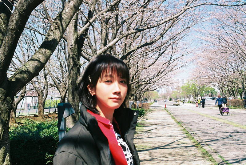中島健人と松本穂香　ジャングルジムにつかまり自然な笑顔　「桜のような僕の恋人」オフショット