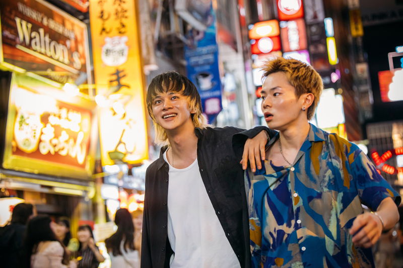 北村匠海、綾野剛にナイフを突きつける姿　林裕太と夜の歌舞伎町をさまよう姿も　「愚か者の身分」場面写真