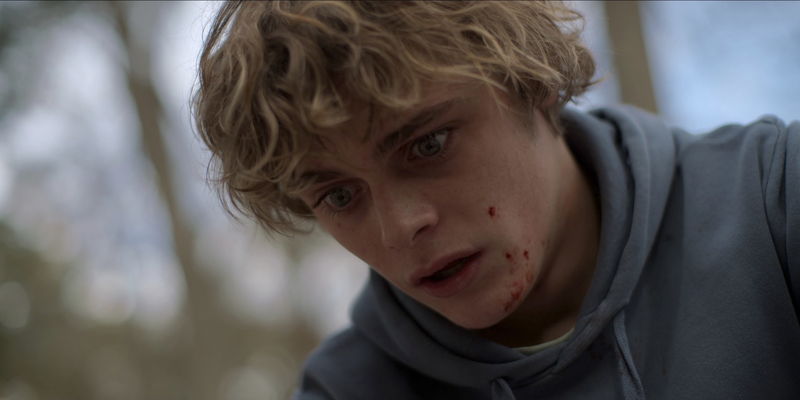 不気味な里親の切なる“願い”　兄妹に仕掛けられた “禁断の儀式”　「ブリング・ハー・バック」場面写真