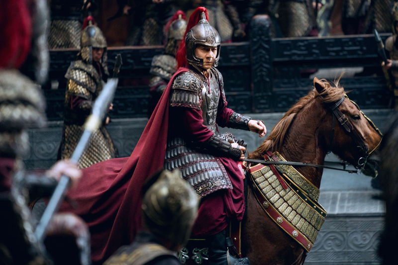 ジャッキー・チェン　馬に乗ったアクションや勢いよく階段を駆け上がる姿も　「ライド・オン」場面写真