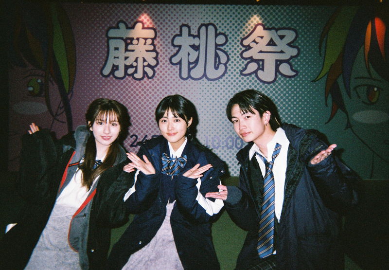 宮世琉弥と原菜乃華　カメラに向かって優しくほほ笑む姿　「恋わずらいのエリー」オフショット