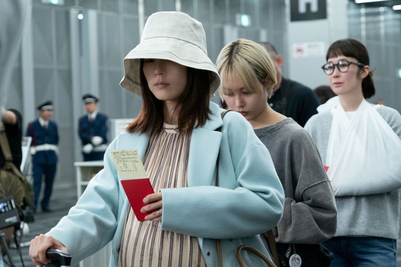 有村架純　子供を抱えながら金塊の入ったバッグを持つ姿　「マジカル・シークレット・ツアー」場面写真