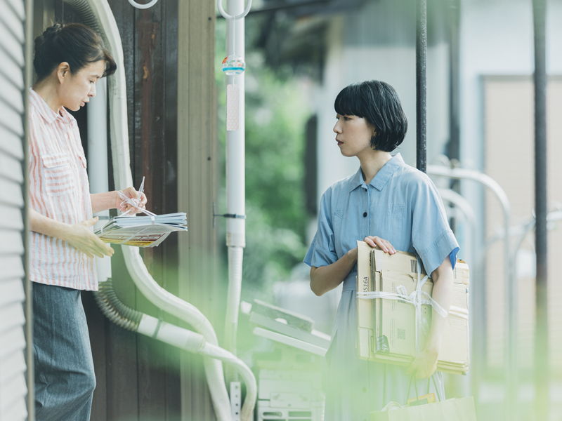 江口のりこ　先に眠りについた小泉孝太郎の手を切ない表情で触れる姿　「愛に乱暴」場面写真