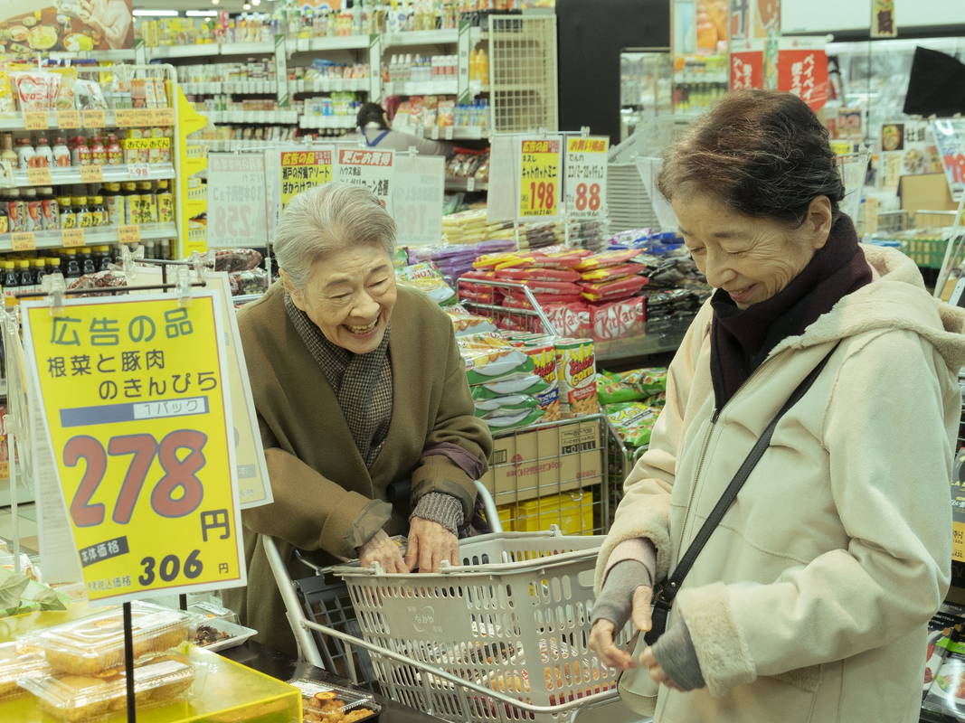 カラオケを楽しむ倍賞千恵子　忍び寄る“命の選択”をさせる世界の暗い影　「PLAN 75」場面写真