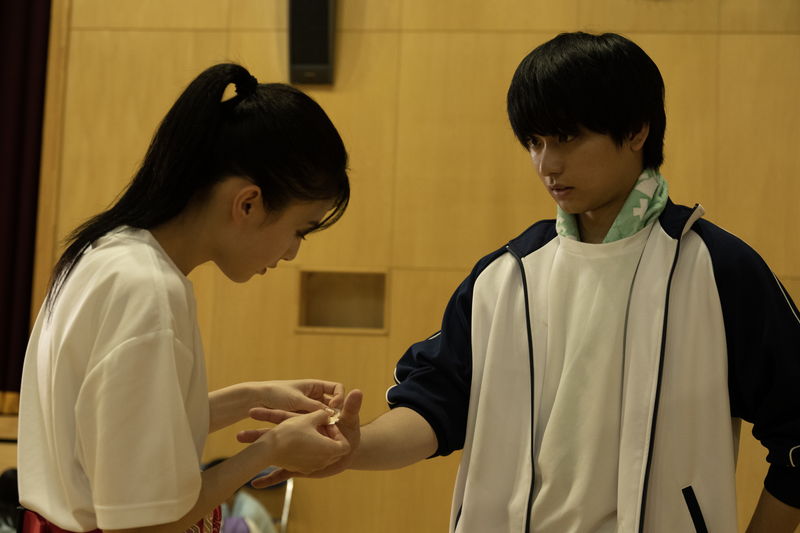 奥平大兼に絆創膏を貼る出口夏希　図書館で寝てしまう姿も　『か「」く「」し「」ご「」と「』場面写真