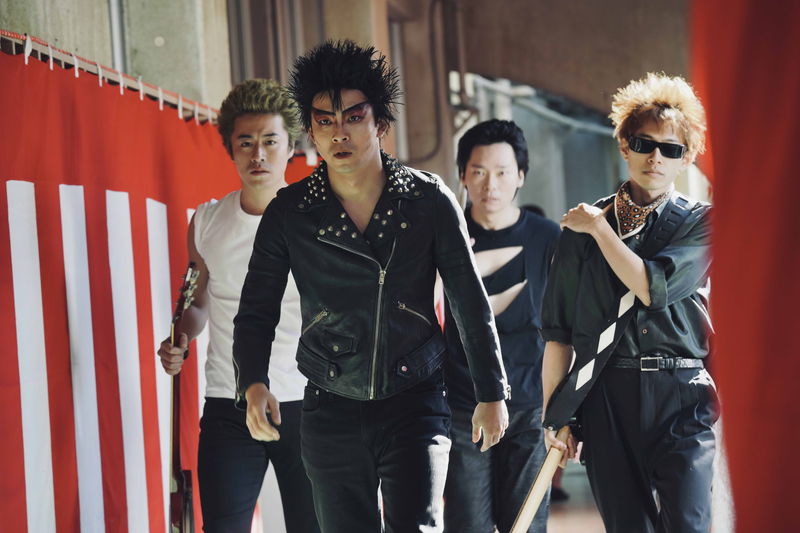 峯田和伸・若葉竜也・吉岡里帆　自主制作レコードを誇らしく見る姿　「ストリート・キングダム」場面写真