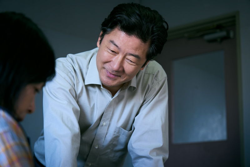 ずぶぬれでボートに横たわる福士蒼汰＆松本まりか　「湖の女たち」場面写真