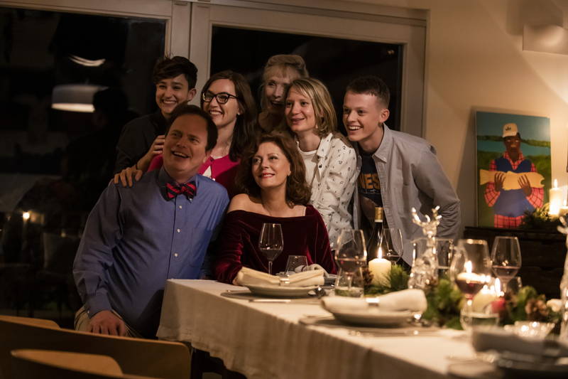 安楽死を決断した母親、集められた家族や友人　”最後の晩餐”で記念写真　「ブラックバード」場面写真