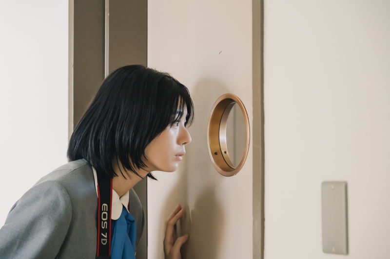 藤吉夏鈴が熱いスピーチ　ドアから何かをのぞく姿も　多彩な表情を見せる　「新米記者トロッ子」場面写真